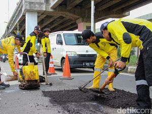 Jalan Kalimalang Ditambal Usai Banjir, Antisipasi Bahaya Lubang Aspal