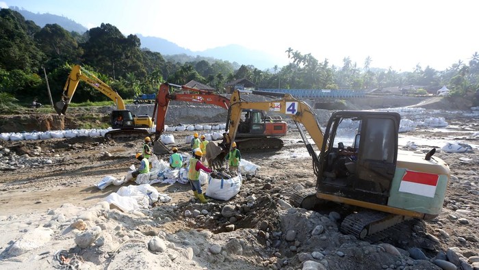 Foto udara alat berat milik Kementerian Pekerjaan Umum (PU) dan PT Hutama Karya (Persero) menyelesaikan pembangunan pengaman badan jalan dengan menggunakan karung besar berisi pasir dan batu di Desa Ketambe, Kecamatan Ketambe, Aceh Tenggara, Aceh, Selasa (27/1/2026). Data sementara posko tanggap darurat bencana hidrometeorologi Aceh menyebutkan sebanyak 2.507 lokasi atau titik jalan yang tersebar di 18 kabupaten dan kota mengalami rusak ringan hingga berat akibat bencana banjir bandang dan tanah longsor akhir November 2025 dan masih membutuhkan perbaikan untuk pemulihan trasportasi darat, koneksi antar wilayah serta membantu perekonomian masyarakat. ANTARA FOTO/Irwansyah Putra