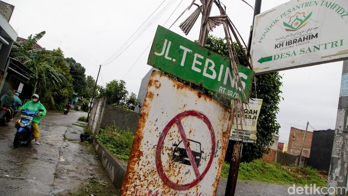 'Jalan Tikus' Rawakalong Jadi Alternatif Warga Bogor ke Tangsel Seorang pengendara motor melaju di Jalan Tebing, Kecamatan Gunung Sindur, Kabupaten Bogor, Jawa Barat, Selasa (27/1/2026). Ruas jalan ini menjadi penghubung antara Pondok Petir, Depok, dan Gunung Sindur, Bogor.