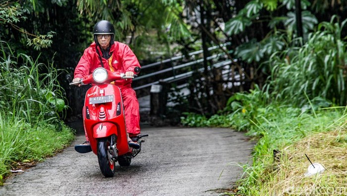 'Jalan Tikus' Rawakalong Jadi Alternatif Warga Bogor ke Tangsel Seorang pengendara motor melaju di Jalan Tebing, Kecamatan Gunung Sindur, Kabupaten Bogor, Jawa Barat, Selasa (27/1/2026). Ruas jalan ini menjadi penghubung antara Pondok Petir, Depok, dan Gunung Sindur, Bogor.