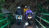 Lebarnya yang sempit membuat kendaraan roda empat tidak dapat melintas.