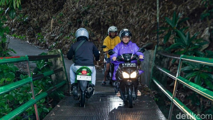 'Jalan Tikus' Rawakalong Jadi Alternatif Warga Bogor ke Tangsel Seorang pengendara motor melaju di Jalan Tebing, Kecamatan Gunung Sindur, Kabupaten Bogor, Jawa Barat, Selasa (27/1/2026). Ruas jalan ini menjadi penghubung antara Pondok Petir, Depok, dan Gunung Sindur, Bogor.