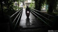 Seorang pengendara motor melaju di Jalan Tebing, Kecamatan Gunung Sindur, Kabupaten Bogor, Jawa Barat, Selasa (27/1/2026).&nbsp;