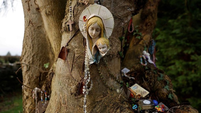 Jejak biara kuno kembali terungkap di Lemanaghan, Irlandia, setelah badai besar membuka lapisan tanah di sekitar situs bersejarah Saint Mella’s Cell. Sisa-sisa manusia dari periode Kristen awal ditemukan di area oratorium biara tersebut, menarik perhatian publik dan kalangan peneliti terhadap warisan religius kuno di wilayah itu. REUTERS/Clodagh Kilcoyne