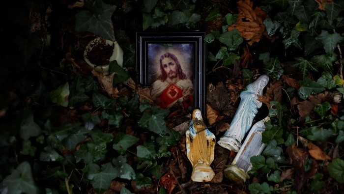 Jejak biara kuno kembali terungkap di Lemanaghan, Irlandia, setelah badai besar membuka lapisan tanah di sekitar situs bersejarah Saint Mella’s Cell. Sisa-sisa manusia dari periode Kristen awal ditemukan di area oratorium biara tersebut, menarik perhatian publik dan kalangan peneliti terhadap warisan religius kuno di wilayah itu. REUTERS/Clodagh Kilcoyne