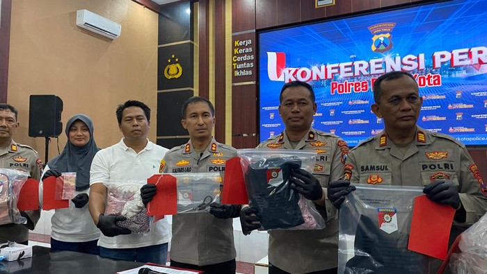 Kapolres Blitar Kota AKBP Kalfaris Triwijaya Lalo saat jumpa pers