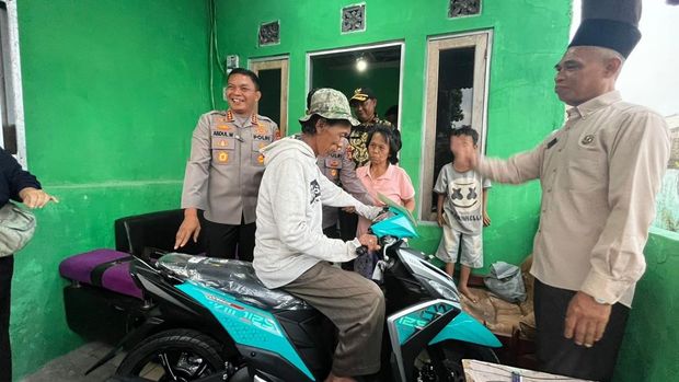 Kapolres Metro Depok Kombes Abdul Waras memberi bantuan motor kepada penjual es kue jadul yang viral.