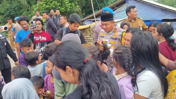 Tinjau Lokasi Banjir Binuang, Kapolres Serang Beri Bantuan-Trauma Healing