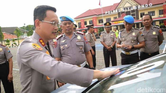 Mobil Dinas Polisi Situbondo Kini Dilengkapi Barcode Aduan