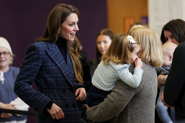 Pilihan busana Kate selama ini dikenal sarat makna. Ia kerap menggunakan pakaian dan perhiasan sebagai bentuk dukungan terhadap daerah yang dikunjunginya. Dalam momen tersebut, istri Pangeran William itu mendatangi Radical Weavers, sebuah studio dan badan amal di Stirling yang mempromosikan seni tenun tartan. Foto: AFP/RUSSELL CHEYNE