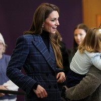 Pilihan busana Kate selama ini dikenal sarat makna. Ia kerap menggunakan pakaian dan perhiasan sebagai bentuk dukungan terhadap daerah yang dikunjunginya. Dalam momen tersebut, istri Pangeran William itu mendatangi Radical Weavers, sebuah studio dan badan amal di Stirling yang mempromosikan seni tenun tartan. Foto: AFP/RUSSELL CHEYNE