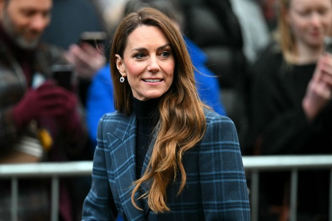 Menurut laporan The Telegraph, Kate terlibat langsung dalam proses perancangan, khususnya dalam menyempurnakan pola tartan yang kemudian diwujudkan menjadi mantel eksklusif tersebut. Meski pola tartan khusus itu dirancang secara eksklusif untuk Kate Middleton, situs resmi Chris Kerr juga menawarkan layanan busana made-to-measure bagi publik.  Foto: AFP/RUSSELL CHEYNE