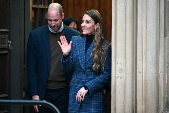 Kate Middleton untuk pertama kalinya mengenakan busana hasil rancangannya sendiri. Calon Ratu Inggris itu semakin menunjukkan peran dan bakat multitalentanya. Foto: AFP/RUSSELL CHEYNE
