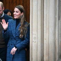 Kate Middleton untuk pertama kalinya mengenakan busana hasil rancangannya sendiri. Calon Ratu Inggris itu semakin menunjukkan peran dan bakat multitalentanya. Foto: AFP/RUSSELL CHEYNE