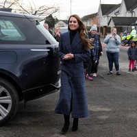 Momen tersebut terlihat saat Kate melakukan kunjungan ke Skotlandia. Dalam agenda itu, ia mengenakan mantel panjang bermotif tartan dengan potongan double-breasted. Mantel tersebut bukan busana biasa, melainkan hasil kolaborasi Kate dengan rumah tekstil ternama Johnstons of Elgin serta penjahit Chris Kerr. Foto: AFP/RUSSELL CHEYNE