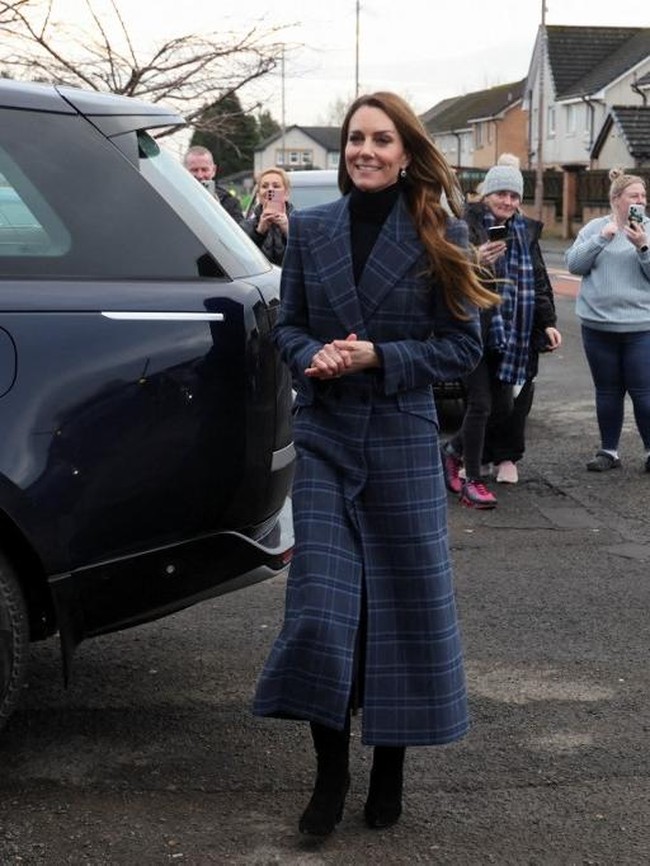 Momen tersebut terlihat saat Kate melakukan kunjungan ke Skotlandia. Dalam agenda itu, ia mengenakan mantel panjang bermotif tartan dengan potongan double-breasted. Mantel tersebut bukan busana biasa, melainkan hasil kolaborasi Kate dengan rumah tekstil ternama Johnstons of Elgin serta penjahit Chris Kerr. Foto: AFP/RUSSELL CHEYNE