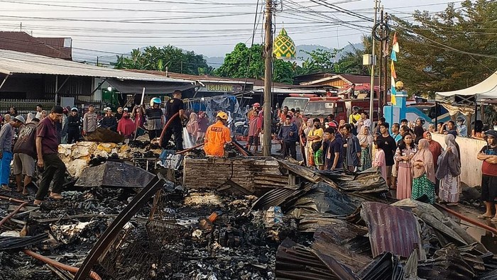 Kebakaran menghanguskan 20 kios dan 8 kos di Pasar Andi Tadda Palopo.