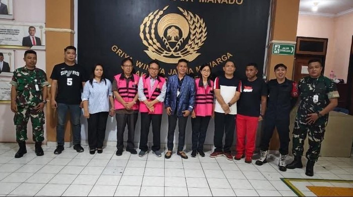 Kejati Sulut melimpahkan empat terdakwa kasus korupsi proyek ISDB ke Pengadilan Tipikor Manado.