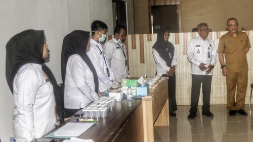 Kepala BNNK Bima, Budi Suryono bersama Sekda Kabupaten Bima, Adel Linggi Ardi saat tes urine di Kantor Bupati Bima, Senin, (26/1/2026).