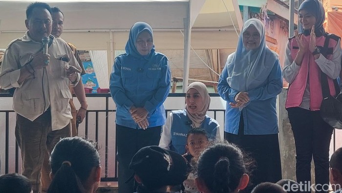 Ketua TP PKK sekaligus istri Bupati Bandung Barat, Syahnaz Sadiqah Hibur Bocah di Pengungsian