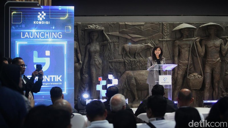 Kementerian Komunikasi dan Digital (Komdigi) resmi meluncurkan sistem registrasi nomor seluler berbasis biometrik melalui program Senyum Aman dengan Biometrik (Semantik). Peluncuran tersebut dilakukan di Gedung Sarinah, Jakarta Pusat, Selasa (27/1/2026), sebagai upaya meningkatkan keamanan dan ketertiban penggunaan layanan telekomunikasi di Indonesia.