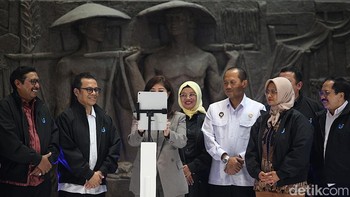 Peluncuran registrasi biometrik ini akan diterapkan secara bertahap dan bekerja sama dengan operator seluler. Komdigi memastikan bahwa proses pendaftaran tetap mengedepankan perlindungan data pribadi sesuai dengan ketentuan peraturan perundang-undangan yang berlaku.