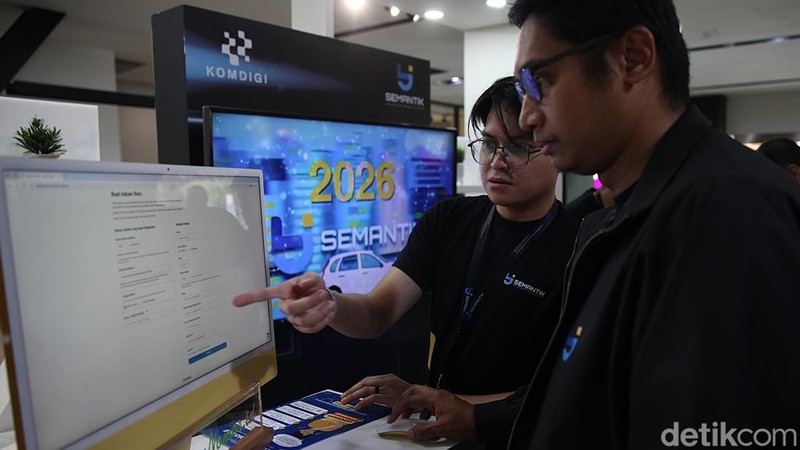 Kementerian Komunikasi dan Digital (Komdigi) resmi meluncurkan sistem registrasi nomor seluler berbasis biometrik melalui program Senyum Aman dengan Biometrik (Semantik). Peluncuran tersebut dilakukan di Gedung Sarinah, Jakarta Pusat, Selasa (27/1/2026), sebagai upaya meningkatkan keamanan dan ketertiban penggunaan layanan telekomunikasi di Indonesia.