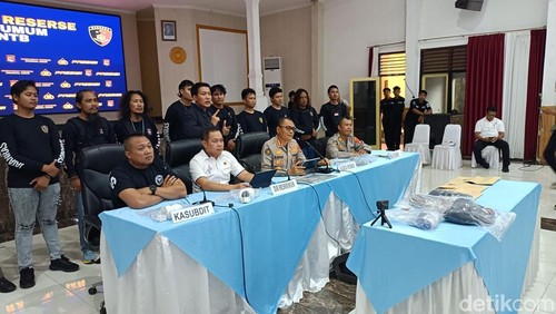 Polda NTB menggelar konferensi pers kasus pembunuhan yang dilakukan Bara Primario, bertempat di Gedung Sasana Dharma Polda NTB, Selasa (27/1/2026). (Foto : Abdurrasyid Efendi/detikBali).