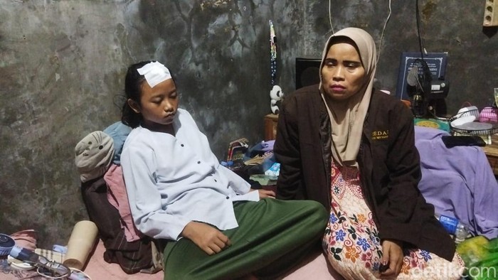 Warga Desa Kadibolo, Kecamatan Wedi terluka akibat gempa.