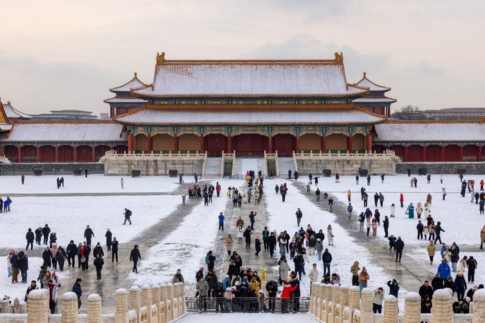Tourists visit the Forbidden City after snowfall in Beijing, China, January 18, 2026. REUTERS/Carlos Osorio