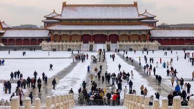 Kota Terlarang Berselimut Salju, Wisatawan Nikmati Musim Dingin Beijing
