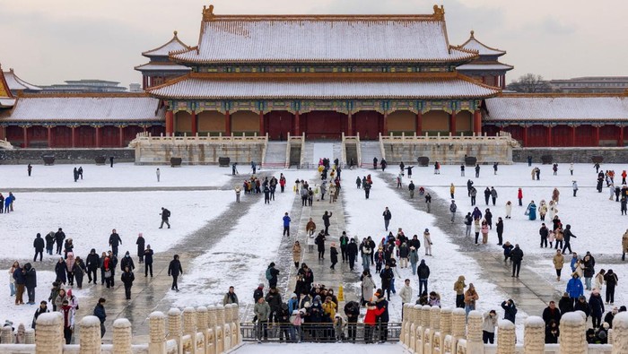 Tourists visit the Forbidden City after snowfall in Beijing, China, January 18, 2026. REUTERS/Carlos Osorio