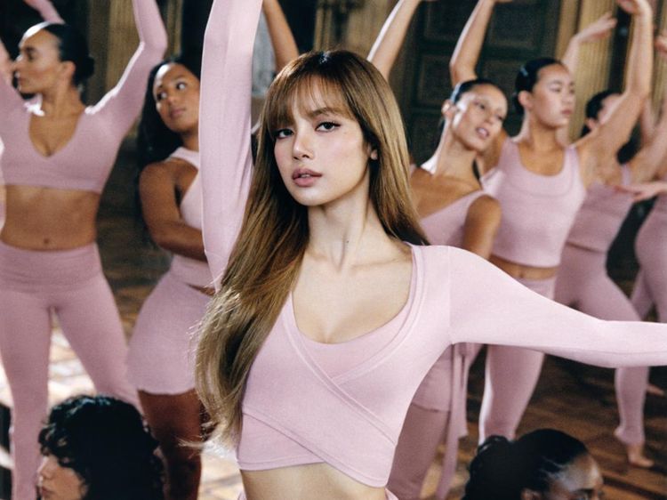 Gaya Lisa BLACKPINK Jadi Balerina di Iklan Sepatu Kim Kardashian x Nike