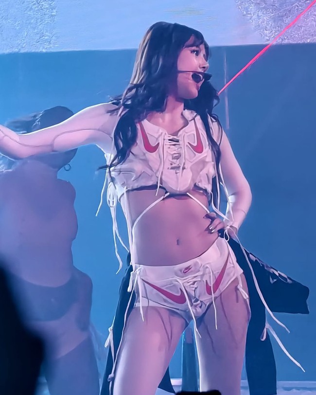 Desainnya dibuat mengikuti aksi panggung Lisa BLACKPINK yang enerjik, dengan aksen tali panjang, ritsleting fungsional, hingga dubrae silver berbentuk hati. Menariknya lagi, di bagian belakang micro pants-nya terdapat print nama LISA dalam font bertema racing. Foto: Instagram
