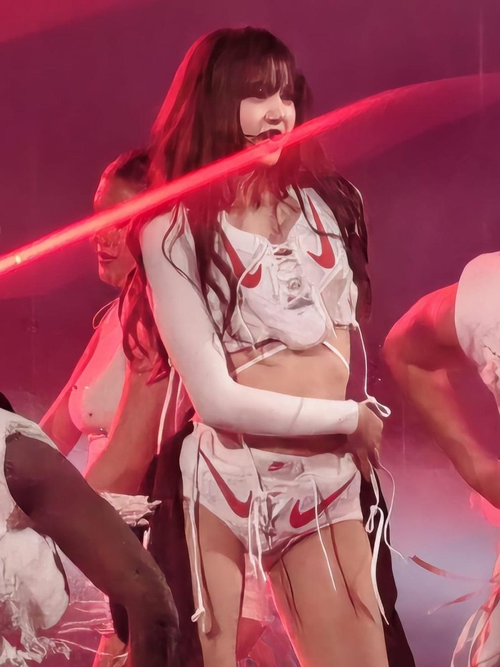 Lisa BLACKPINK membuat gebrakan di atas panggung begitu diumumkan menjadi global ambassador Nike. Tampil all out, pakai kostum terbuat dari sepatu.