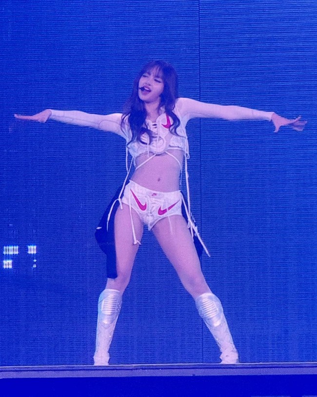 Inilah penampilan perdana Lisa BLACKPINK sebagai bagian dari keluarga Nike. Seperti yang terlihat di hari pertama konser tur dunia DEADLINE di Hong Kong. Foto: Instagram