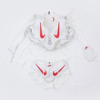 Sepasang sepatu sepak bola Nike berwarna putih, dengan detail logo swoosh merah sukses disulap menjadi crop top dan micro pants, gaya andalan Lisa BLACKPINK untuk solo stage-nya. Foto: Instagram