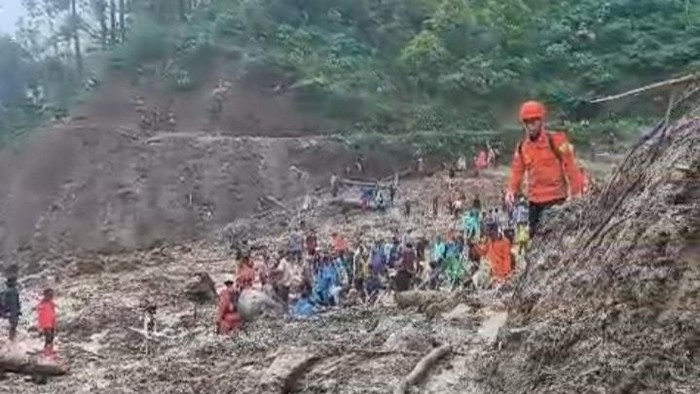 Petugas gabungan bersama warga mencari korban longsor Pemalang, Selasa (27/1/2026).