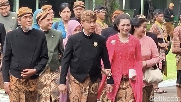 Wakil Presiden RI Gibran Rakabuming Raka dan istrinya, Selvi Ananda, saat menghadiri Tingalan Jumenengan ke-4 Mangkunegara X di Puro Mangkunegaran, Selasa (27/1/2026).