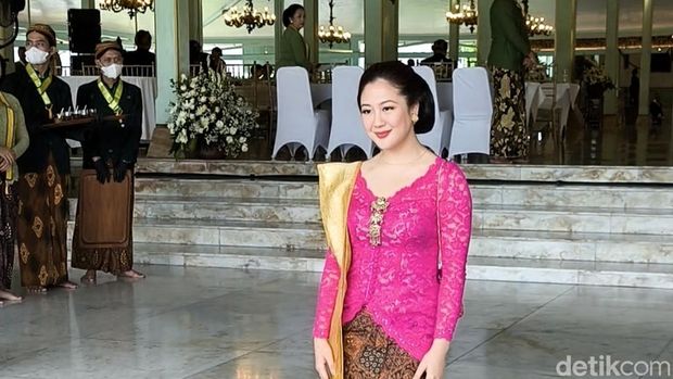 Penyanyi Sherina Munaf saat menghadiri Tingalan Jumenengan ke-4 Mangkunegara X di Puro Mangkunegaran, Selasa (27/1/2026).
