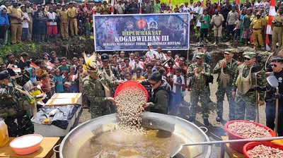 TNI Gelar Dapur Rakyat di Pegunungan Bintang