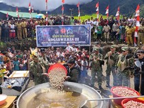 TNI Gelar Dapur Rakyat di Pegunungan Bintang