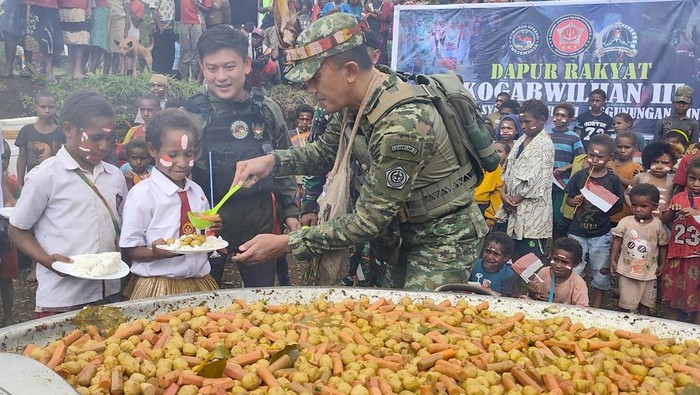 Dalam rangka memperingati Hari Gizi Nasional 2026, Komando Gabungan Wilayah Pertahanan (Kogabwilhan) III menggelar kegiatan Dapur Rakyat yang menyediakan makanan siap santap bagi ribuan warga di Kabupaten Pegunungan Bintang, Provinsi Papua Pegunungan, Selasa (27/1/2026).