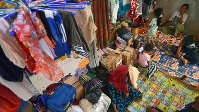 Menanti Huntara, Penyintas Banjir Maninjau Bertahan di Bekas Kandang Sapi