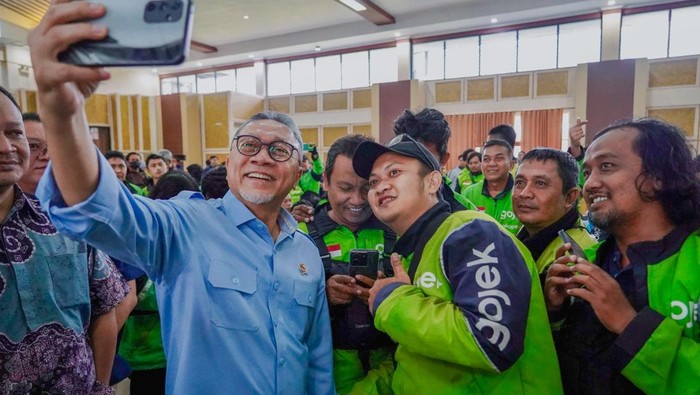 Menko Zulhas saat ketemu ojol di Surabaya