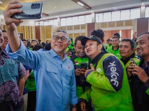 Menko Pangan Zulhas Sapa Ojol dan Bagikan Sembako Murah di Surabaya