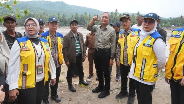 Menteri Pekerjaan Umum (PU) Dody Hanggodo saat meninjau akses jalan dan Jembatan Alue Limeng yang terputus akibat banjir dan tanah longsor di Desa Salah Sirong, Kecamatan Jeumpa, Rabu (21/1/2026). (Kementerian PU)