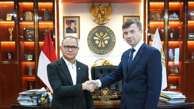 Menteri Pelindungan Pekerja Migran Indonesia Mukhtarudin menerima kunjungan kehormatan Duta Besar Rusia untuk Indonesia, H.E. Sergei Tolchenov, dan Mr. Alexey B. Mirskiy, perwakilan perusahaan industri kemitraan Strategis RUSAL Rusia atau perusahaan aluminium terbesar di dunia. (Dok. Kementerian P2MI)