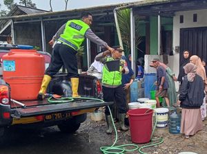 Mobil Polsek Dikerahkan Angkut Air Bersih ke Lokasi Banjir Purbalingga