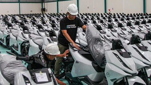 Pekerja memeriksa sepeda motor listrik Alva N3 usai penandatanganan naskah kerja sama penyediaan infrastruktur logistik berbasis sepeda motor listrik antara perusahaan otomotif Alva, Dash, dan Kalista di Cikarang, Kabupaten Bekasi, Jawa Barat, Selasa (27/1/2026). Alva, Kalista, dan Dash bekerja sama dalam penyediaan 500 unit motor listrik ALVA N3 untuk membangun infrastruktur logistik dalam operasional yang lebih ramah lingkungan. ANTARA FOTO/Darryl Ramadan